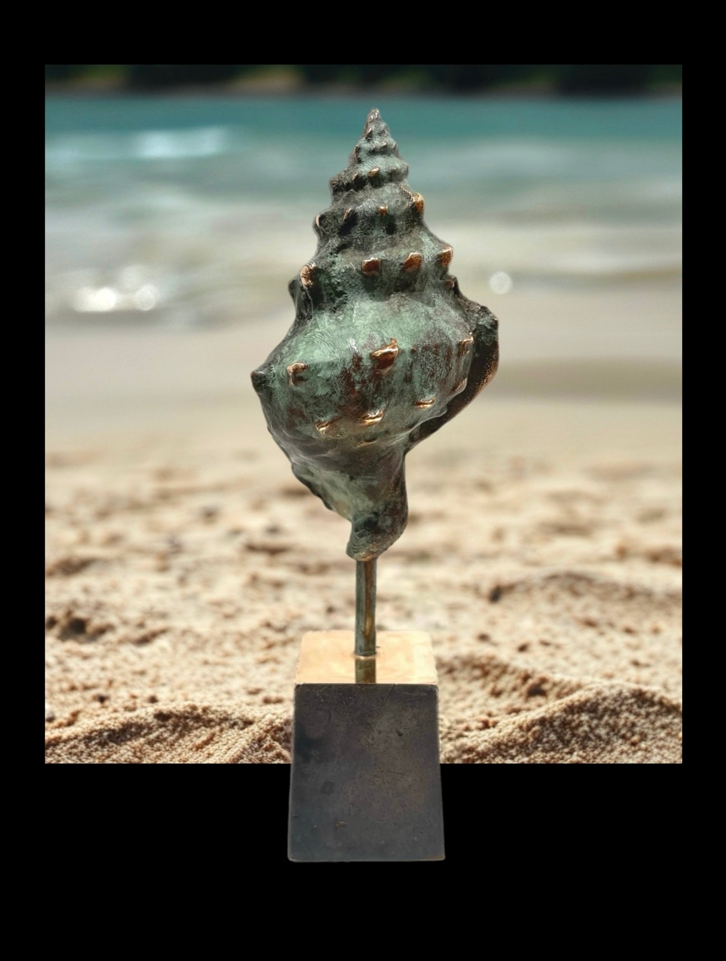 Bronzeskulptur af konkylie, ca. 15 cm høj, symboliserer styrke, beskyttelse og naturens skønhed, signeret Johannes Sampson.