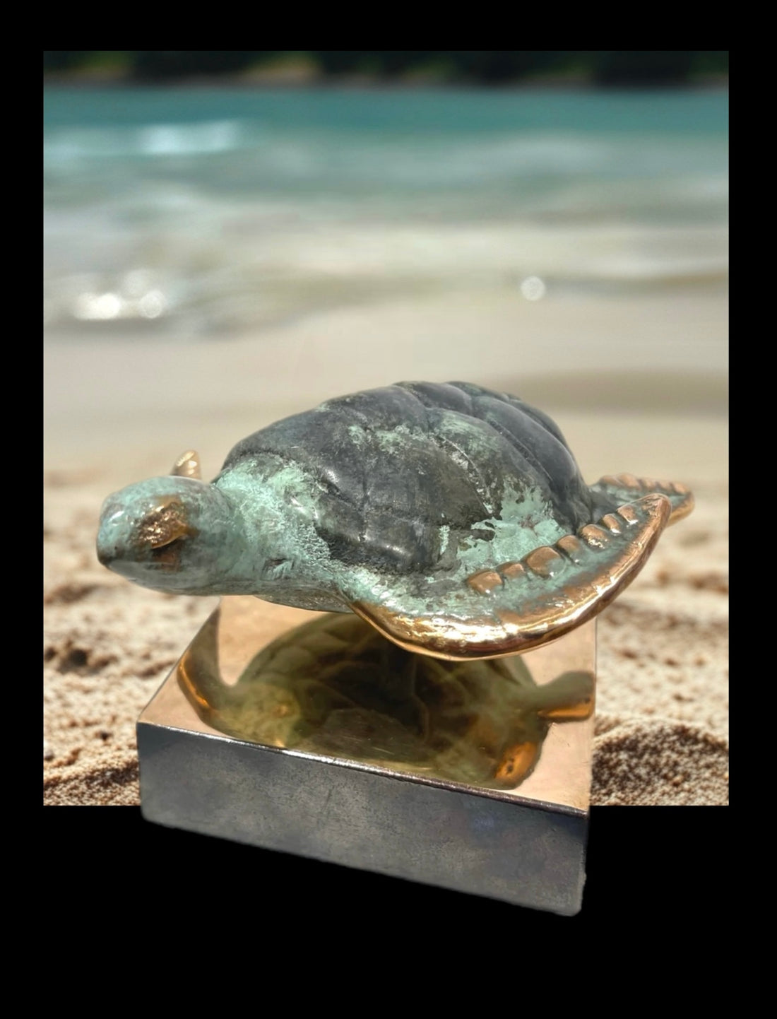 Bronzeskulptur af havskildpadde, 16x16x12 cm, symboliserer ro og beskyttelse af truede havdyr, signeret Johannes Sampson.