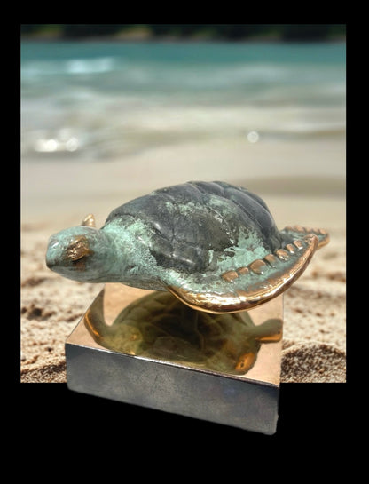 Bronzeskulptur af havskildpadde, 16x16x12 cm, symboliserer ro og beskyttelse af truede havdyr, signeret Johannes Sampson.