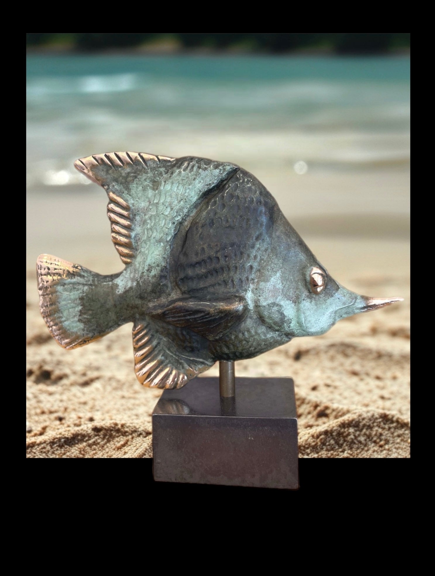 Bronzeskulptur af sommerfuglefisk, 23 cm høj, inspireret af kobberbåndet art i koralrev, signeret Johannes Sampson.