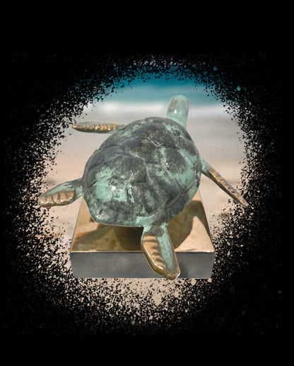 Bronzeskulptur af havskildpadde, 16x16x12 cm, symboliserer ro og beskyttelse af truede havdyr, signeret Johannes Sampson.