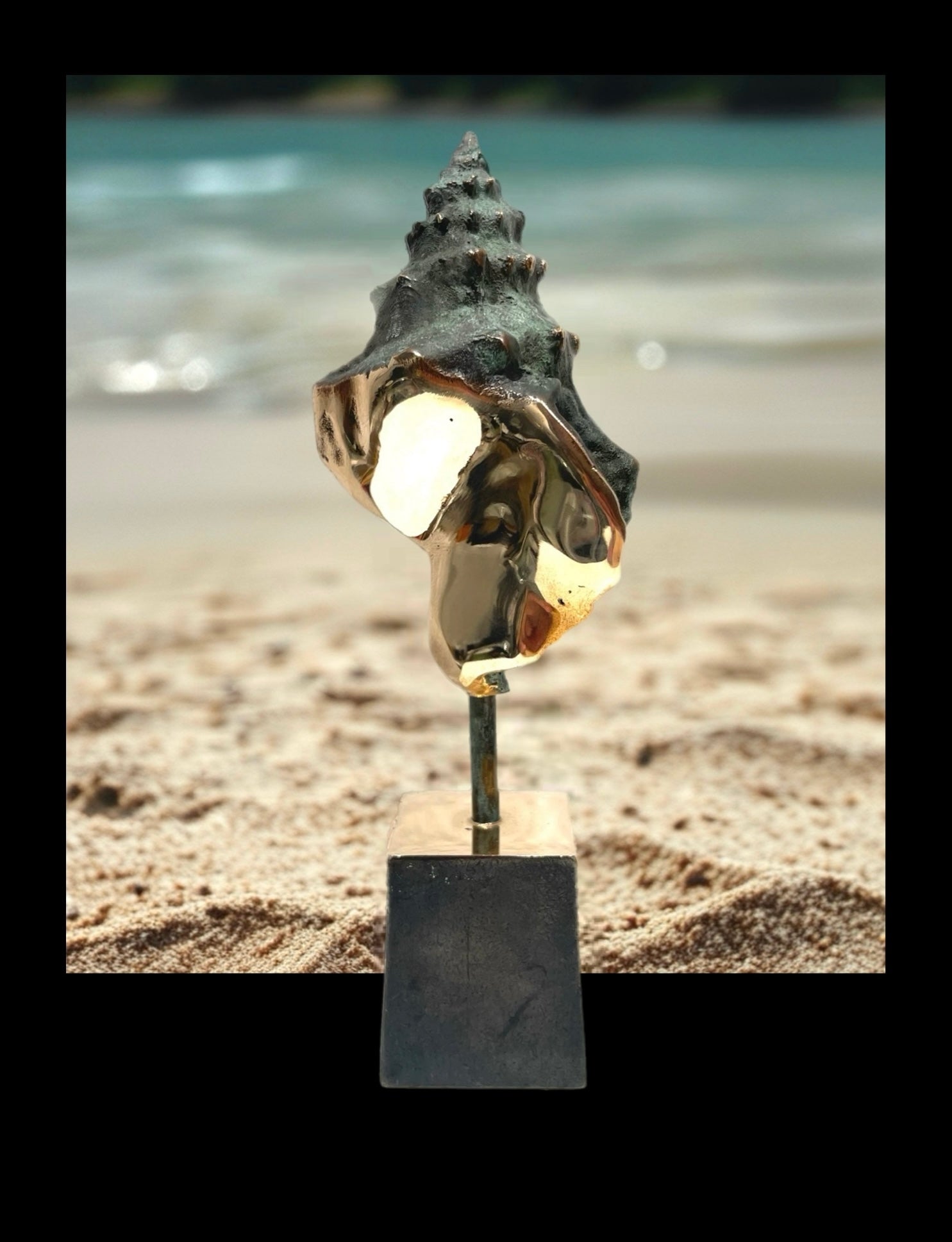 Bronzeskulptur af konkylie, ca. 15 cm høj, symboliserer styrke, beskyttelse og naturens skønhed, signeret Johannes Sampson.